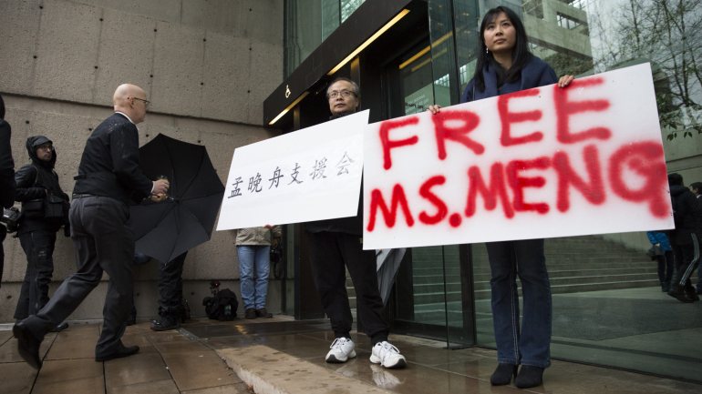 Várias dezenas de apoiantes da filha do fundador da Huawei estiveram em protesto no tribunal onde Meng Wanzhou acabou por sair sob fiança.