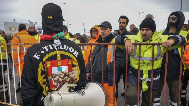 Grupo de estivadores manifestam no porto de Setúbal.