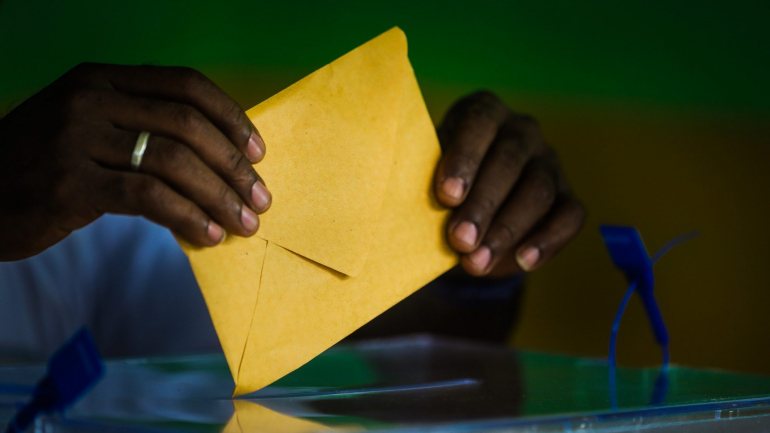 O recenseamento eleitoral no país também está a ser polémico e o Ministério Público guineense está a investigar alegadas irregularidades no processo
