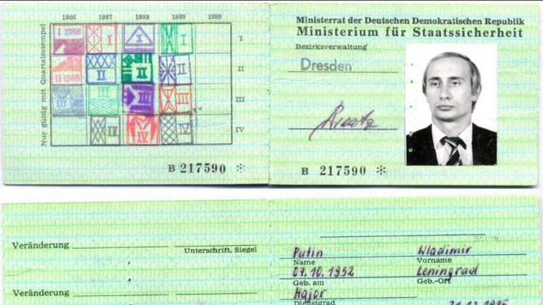 Um documento identificativo de Vladimir Putin, então espião do KGB, foi encontrado na polícia e agência secreta da República Democrata Alemã (ocupada pela União Soviética) e divulgado pelo jornal Bild