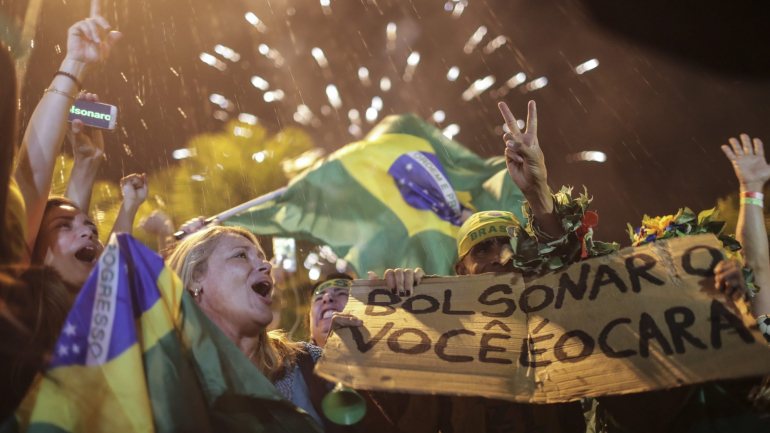 Apoiantes do candidato de extrema-direita do Brasil, Jair Bolsonaro, celebram a sua vitória nas eleições, no Rio de Janeiro, Brasil