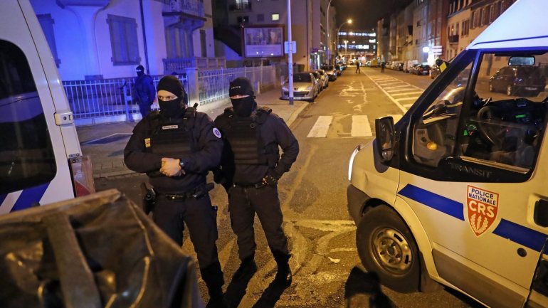 A polícia francesa protege uma área durante operação em Estrasburgo, França