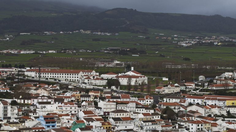 Vista da cidade da Praia da Vitória, na ilha Terceira, Açores