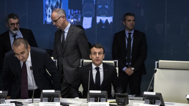 O Presidente francês, Emmanuel Macron, convocou uma reunião de emergência com o primeiro-ministro Edouard Philippe, e outros elementos do Governo sobre os recentes incidentes em França