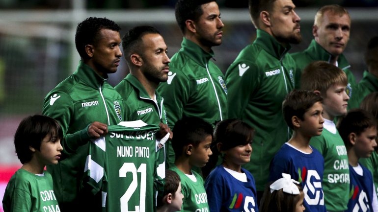 Nani, capitão do Sporting, entrou com a camisola número 21 com o nome do Nuno Pinto antes do jogo com o Nacional