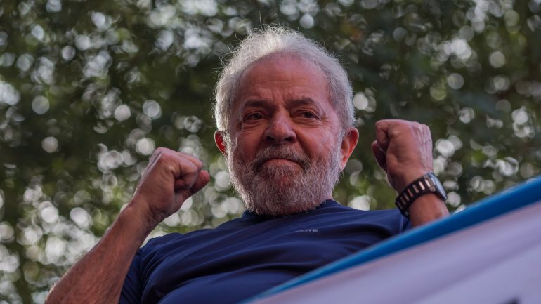 Lula está preso desde 7 de abril, pelos crimes de corrupção passiva e lavagem de dinheiro, a propósito do caso do triplex do Guarujá