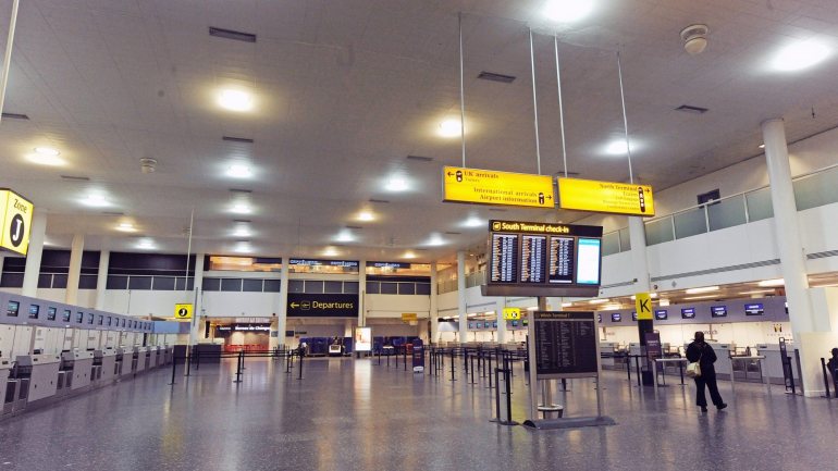 Aeroporto de Gatwick praticamente vazio por voos estarem cancelados devido a drones