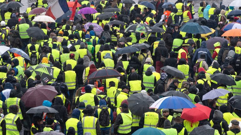 O movimento dos coletes amarelos começou em França, com manifestações violentas, e já se estendeu à Hungria e à Bélgica
