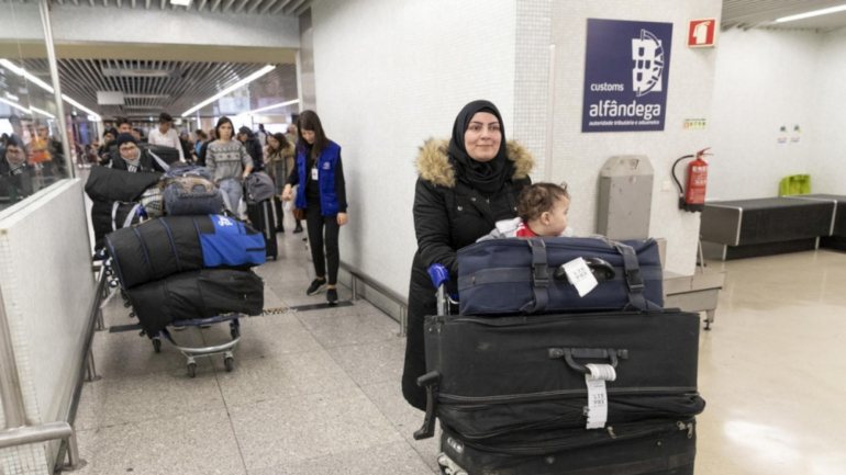 As seis famílias vindas do Egito na chegada ao Aeroporto Humberto Delgado