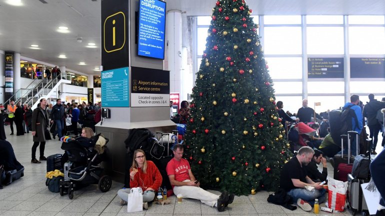 Passageiros aguardavam no aeroporto de Gatwick, em Londres, depois de os seus voos terem sido cancelados