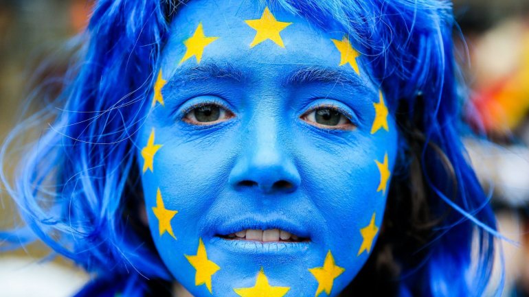 Pintura com as cores da bandeira da União Europeia