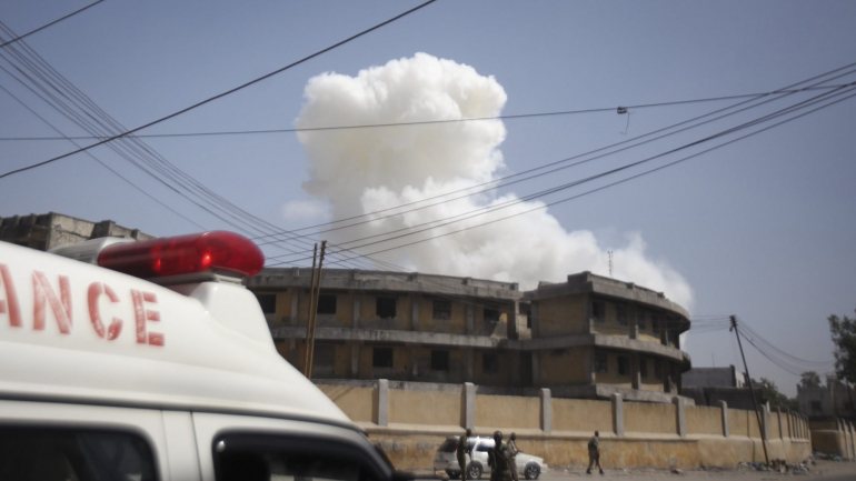 A primeira explosão foi causada por um carro-bomba, que estava a apenas 500 metros do palácio presidencial