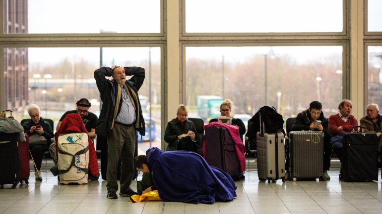 Mais de mil voos e 140 mil passageiros afetados por encerramentos em Gatwick