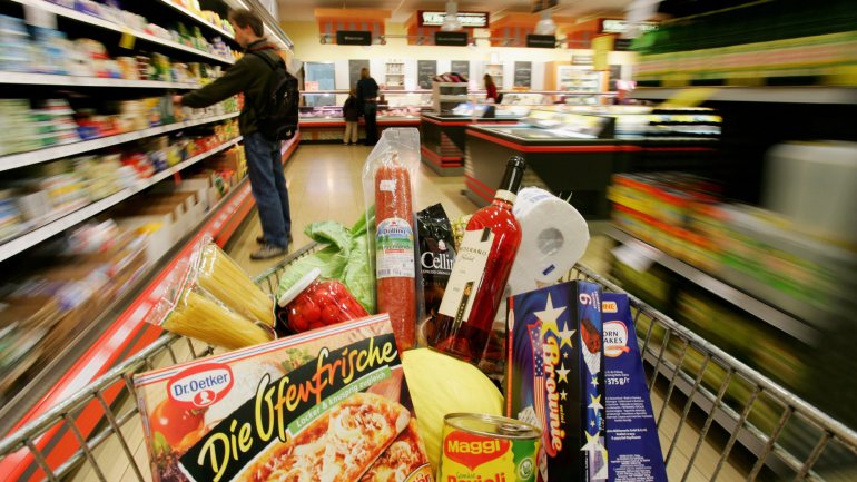 O objetivo é que até 2024, os produtos vendidos em todas as categorias de alimentos no Reino Unido tenham menos 20% das calorias