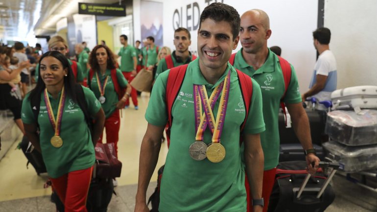 O atleta Luis Gonçalves (ao centro) durante a chegada da seleção portuguesa, que participou nos Europeus Paralímpicos de Atletismo, ao Aeroporto de Lisboa