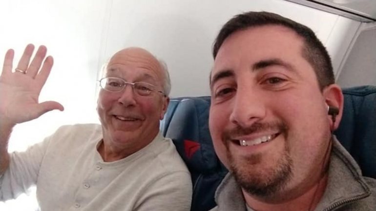 Hal Vaughan, o pai de Pierce, acompanhado por  Mike Levy, que partilhou a história, durante o voo entre Fort Myers e Detroit