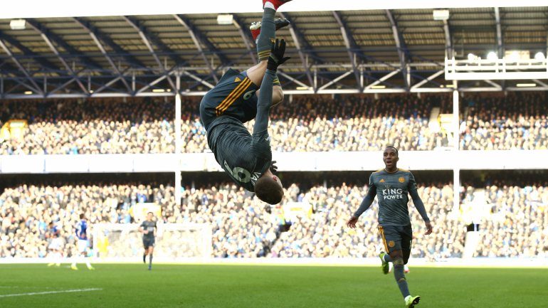 Jamie Vardy apontou o único golo após passe de Ricardo e celebrou com um salto mortal a vitória frente ao Everton