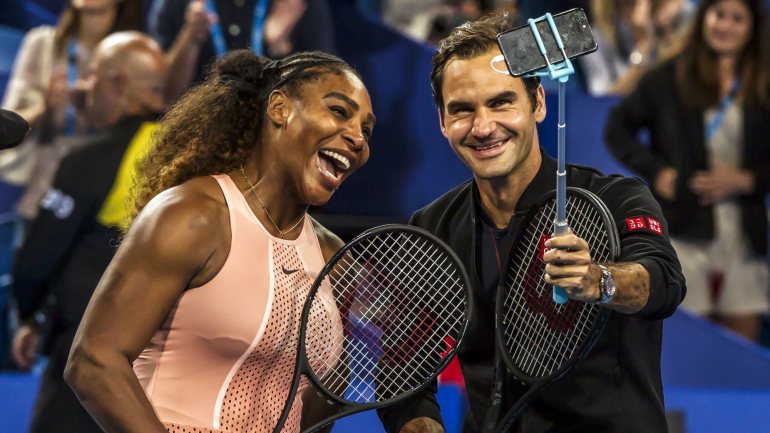 Serena Williams e Roger Federer no final do primeiro jogo que fizeram entre ambos, em pares mistos a contar para a Hopman Cup