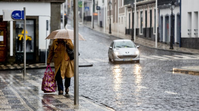 A previsão de chuva, trovoada e vento forte pôs em alerta amarelo todas as ilhas dos Açores