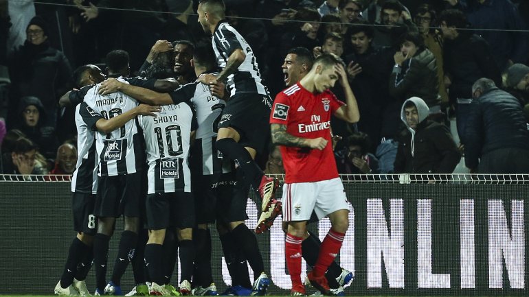 Jogadores do Portimonense em festa, Grimaldo de mãos na cabeça: Benfica caiu no Algarve com dois autogolos