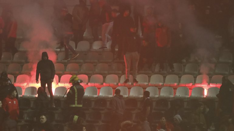 Alguns adeptos do Benfica atearam fogo a cadeiras no final do encontro em Portimão antes da rápida intervenção dos bombeiros