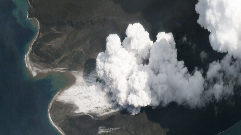 O vulcão Anak Krakatau durante a erupção. Créditos: PLANET LABS, INC; Twitter