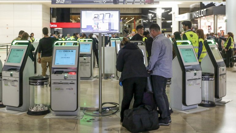 Passageiros fazem o check-in no Aeroporto Humberto Delgado