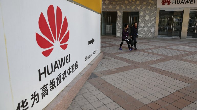 A Huawei irá despromover um dos funcionários e reduzir o seu salário, enquanto o segundo não poderá ser promovido este ano.