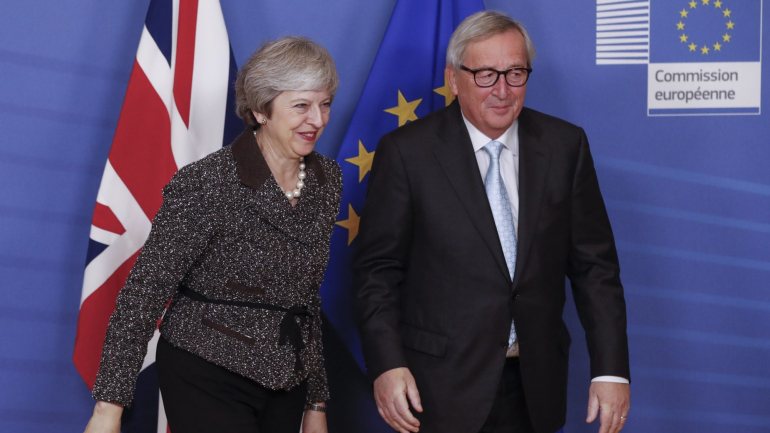 O presidente da Comissão Europeia, Jean-Claude Juncker, e a primeira-ministra britânica, Theresa May