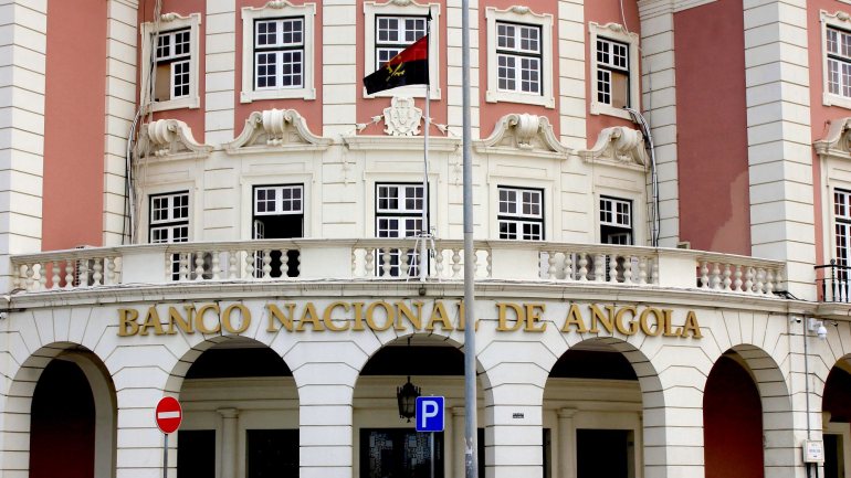 Pormenor da fachada da sede do Banco Nacional de Angola, em Luanda