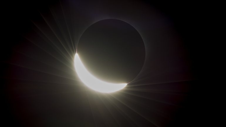 Um eclipse solar vai acontecer esta noite no norte do oceano Pacífico e do nordeste asiático