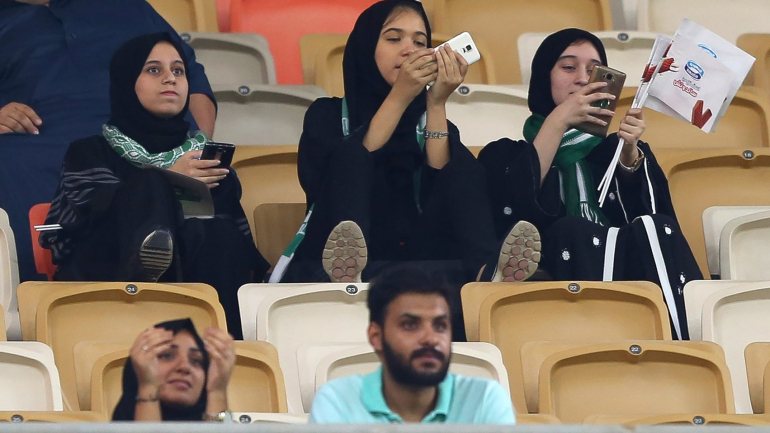 O jogo entre o Al-Ahli e Al Baten da temporada passada, realizado em janeiro do ano passado, foi o primeiro que pôde ser visto por mulheres sauditas