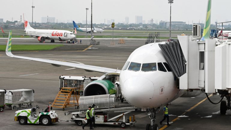 Os passageiros do avião da companhia indonésia Sriwijaya tiveram de fazer parte da viagem com os coletes salva-vidas colocados, depois de terem sido registados problemas no motor da aeronave
