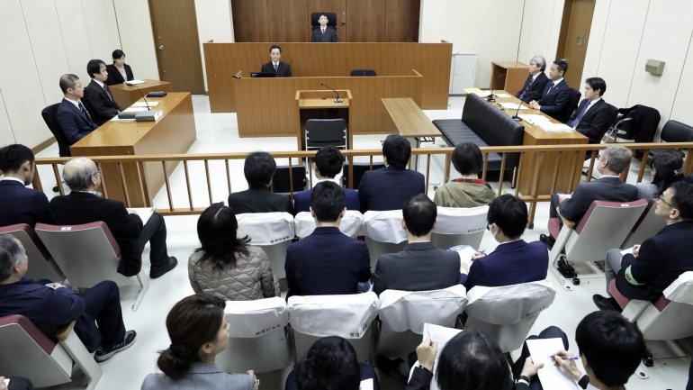 O ex-presidente da Nissan Carlos Ghosn negou perante um juiz as acusações feitas contra ele, na primeira aparição pública após a detenção em Tóquio