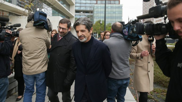 O ex-ministro, Manuel Maria Carrilho, acompanhado pelo seu advogado, Paulo Sá e Cunha, após ter sido absolvido em 2017