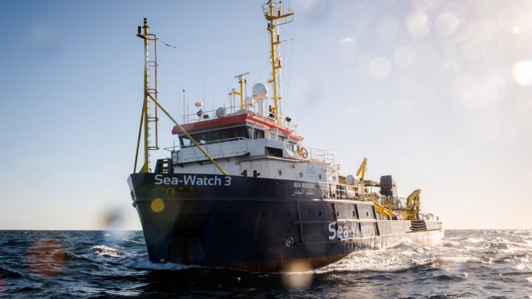 O navio humanitário Sea Watch 3 chegou esta quinta-feira a Catânia, na Sicília