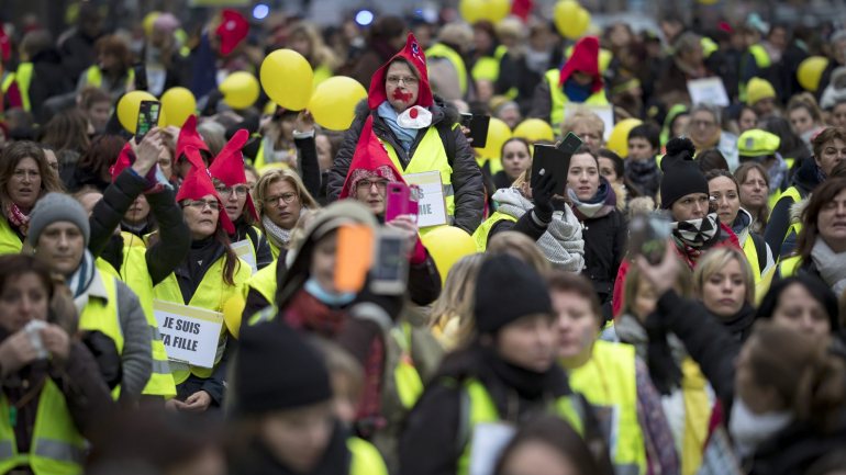 Ativistas do movimento &quot;coletes amarelos&quot; em protesto