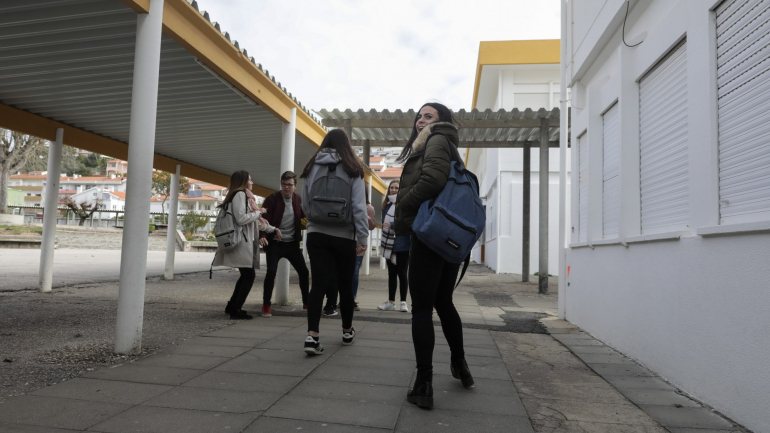 Os alunos com melhores médias no exame de Português vêm de escolas secundárias situadas nos distritos de Viseu, Viana do Castelo e Santarém