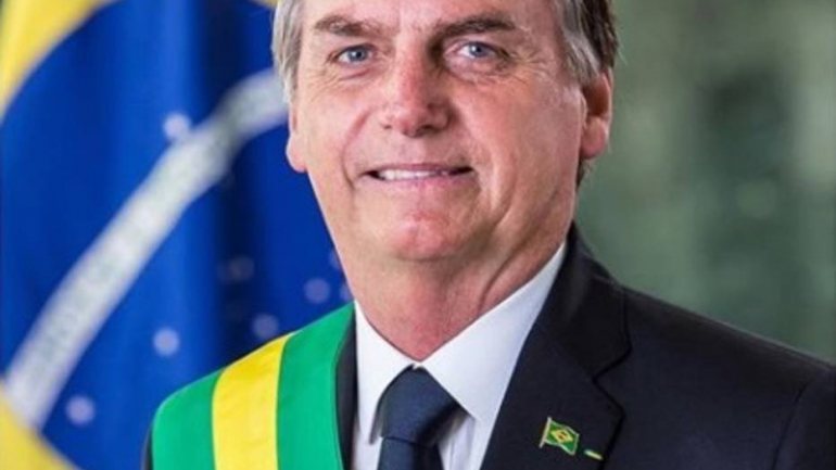 Foi através das redes sociais do Instagram e do Twitter que Bolsonaro divulgou a sua fotografia oficial como 38.º Presidente do Brasil