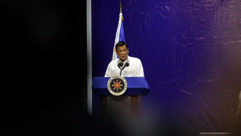 O Presidente das Filipinas, Rodrigo Duterte, anunciou que o seu Governo não irá comprar mais equipamento militar aos EUA