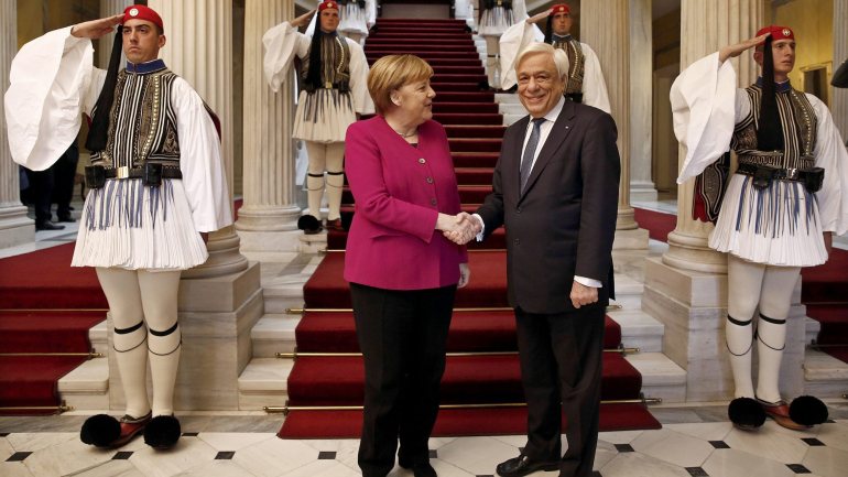 Durante o seu encontro com o primeiro-ministro grego Alexis Tsipras, na noite de quinta-feira, a chanceler alemã elogiou os sacrifícios dos gregos durante a crise
