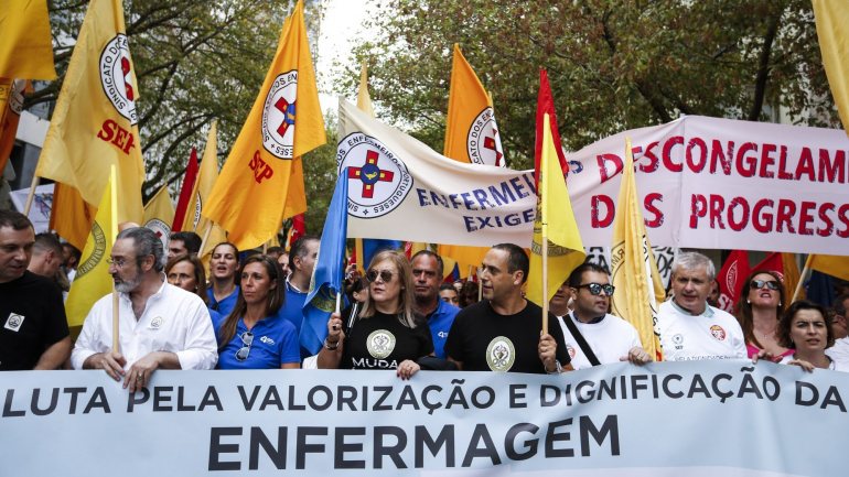 Os enfermeiros têm estado em greve, um protesto que já levou ao adiamento de milhares de cirurgias no país