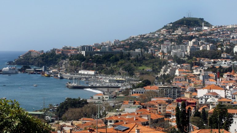 Durante o verão é possível ir de ferryboat para a ilha da Madeira