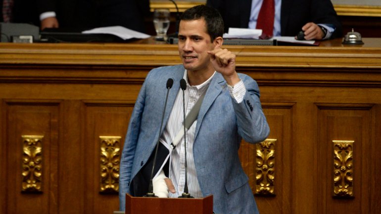 Juan Guaidó preside à Assembleia Nacional, onde a oposição tem a maioria