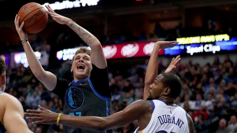 Dončić e Durant em confronto direto, no jogo entre os Dallas Mavericks e os Golden State Warriors