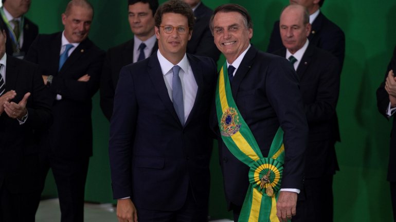 O ministro do Ambiente, Ricardo Salles, acompanhado pelo presidente do Brasil, Jair Bolsonaro