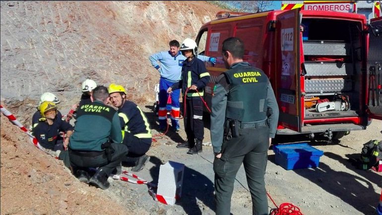 Através do Twitter, os bombeiros de Albacete vão dando conta dos avanços na operação de resgate