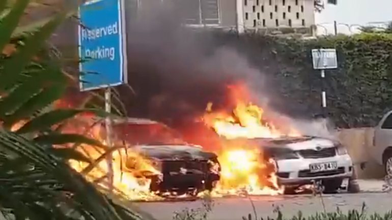 Após as explosões, vários carros ficaram em chamas