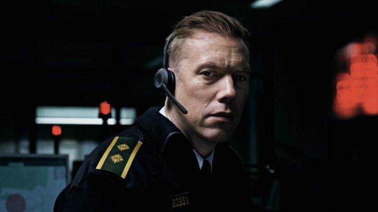 Jacob Cedergren no cerrado &quot;thriller&quot; dinamarquês &quot;O Culpado&quot;, de Gustav Moller, candidato ao Óscar de Melhor Filme Estrangeiro