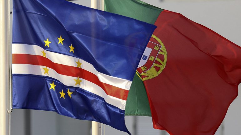 Bandeiras de Cabo Verde e Portugal hasteadas na Cidade da Praia, Cabo Verde